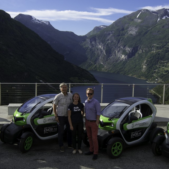 Tweezy er små og morosame elbilar som turistar kan leige. Bilane kjem med innebygd GPS og guidar deg sporlaust rundt mellom ulike attraksjonar i Geiranger.