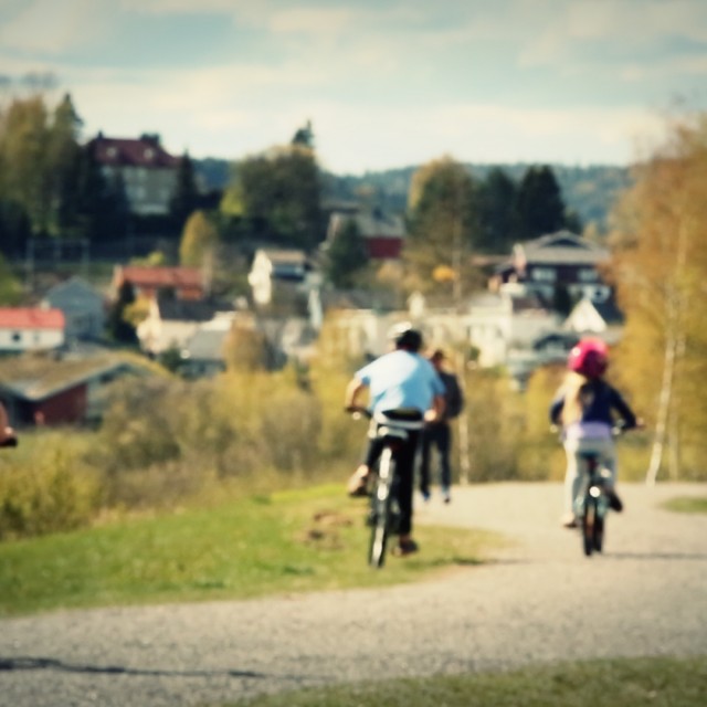 Sykkelfamilie langs flomvollen