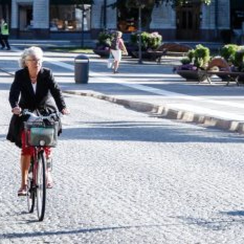 kvinne sykler i gate