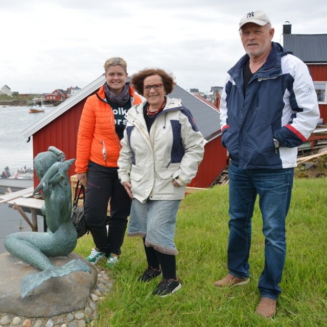 Tove Eivindsen, Elisabeth Paulsen og Edvin Paulsen (vert) under besøket på Sula 7.72015.