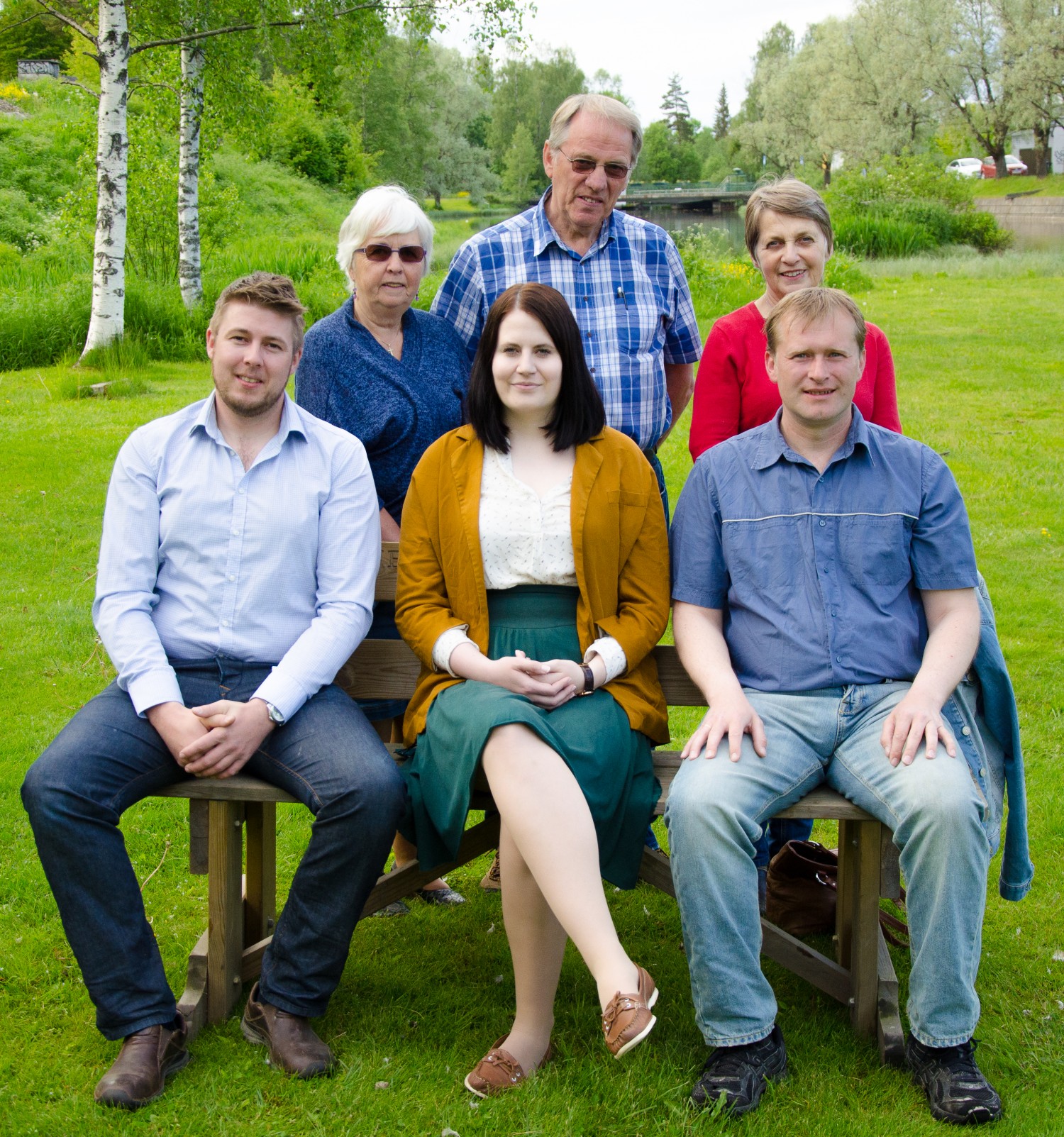 Medlemmer av Vestre Toten Venstre samlet i Fugleparken på Raufoss. Bak fra venstre: Turid Mørk Øfstaas (10. kandidat), Jan Svein Asprusten (12. kandidat), Martha Kristin Ringerud (4. kandidat). Foran fra venstre: Per Håkon Granum (2. kandidat) Kjersti Brevik Møller (1. kandidat) og Frode Barstad (3. kandidat)