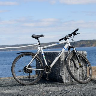 Hurumbudsjettet parkerer sykkelen