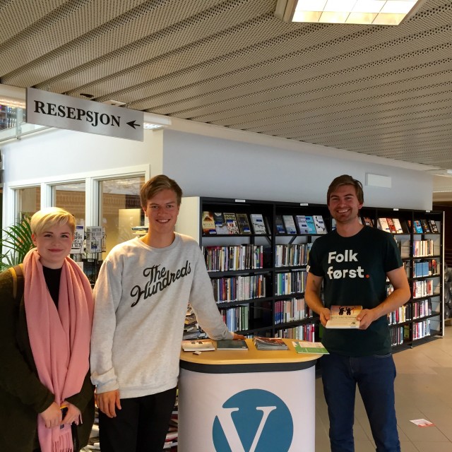 Sarah F. Logan, Eirik T. Lygre og Erik R. Nyman-Apelset på valgtorg etter skoledebatten 4. september. 