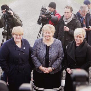 Forhandlingene er startet på Jeløy. Trine Skei Grande, Erna Solberg og Siv Jensen utenfor forhandlingslokalet ved Hotell Jeløy radio. 