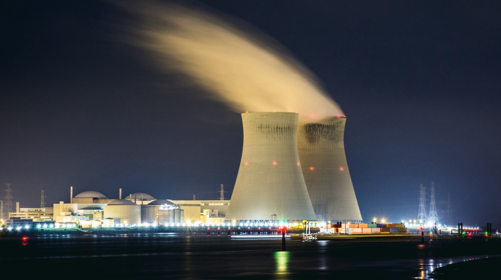 Bilde av et atomkraftverk om natten.