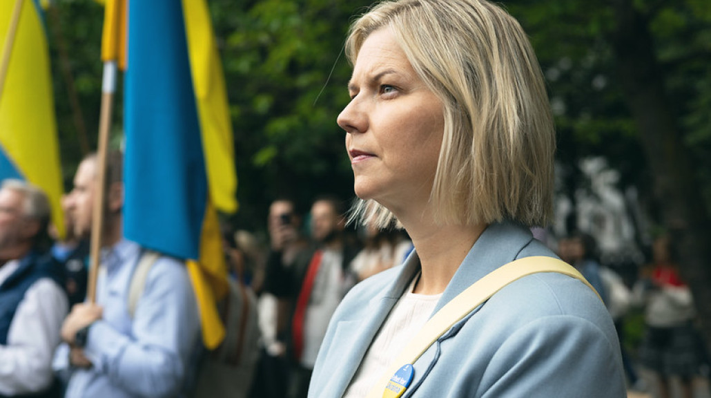 Guri Melby, partileder i Venstre på en markering for Ukrainas frihetskamp. Ukrainsk flagg i bakgrunnen