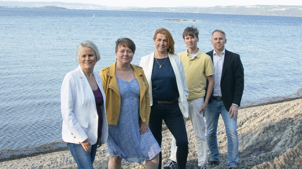 Bildet viser Asker Venstres topp 5 kandidater ved kommunevalget 2023 - Elisabeth Holter-Schøyen (førstekandidat) i midten, Tobias Waage Bremnes (2. kandidat) andre fra høyre, Christian Skrede (3. kandidat) til høyre, Gro Buttingsrud (4. kandidat) andre fra venstre og Gunn-Torill Homme Mathisen (5. kandidat) til venstre.