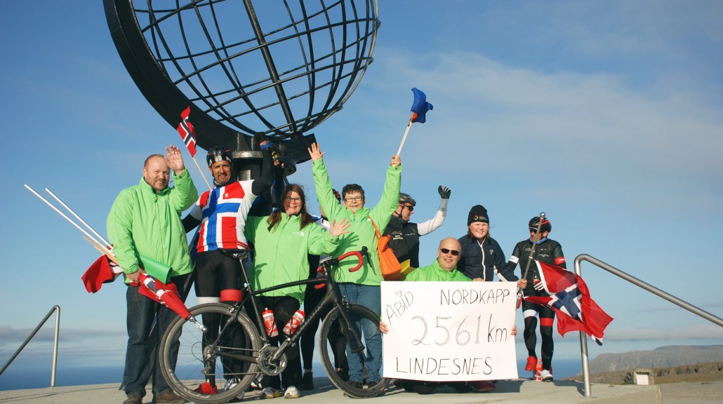 Nå står jeg på toppen av Norge, Nordkapp er beseiret! Himmelen er helt blå og sola skinner, jeg kunne ikke bedt om noe mer. På toppen stod det en stor gjeng for å ta meg i mot, tusen takk for velkomsten! Etter 28 dager er vi på toppen av Norge. For nøyaktisk fire uker siden startet vi fra Lindesnes fyr, i strålende sol da også, og på veien har jeg vært innom sørlandsbyene, Dovre, Helgelandskysten, Lofoten og Vesterålen, Senja som tok meg med storm og nå altså på toppen av hele landet. På veien har vi møtt 60 sykkelklubber som har vist meg veien; de har både vært mentalt støtte, gode veivisere og god drahjelp. Jeg har møtt hundrevis av lokalpolitikere, spesielt engasjerte Venstre-medlemmer, som har støttet meg på veien. Akkurat som de venstrefolkene jeg møtte i dag, som hadde tatt med flagg, plakater og Cola (!), har lokallagene i hele landet hjulpet meg fremover på veien. Jeg har fått tatt en god titt på veiene i Norge. Det finnes mange sjarmerende veier å sykle på, men det finnes og mange dårlige, sterkt trafikerte veier som ikke passer for syklister. Her må det gjøres noe. Samspillet mellom syklister og bilister er også viktig for å ha sikre veier i Norge. På veien opp til Nordkapp har jeg og mine medsyklister opplevd mange farlige situasjoner, spesielt ved forbikjøringer. Bør vi bli strengere for å straffe bilister som kjører farlig nærme syklister? Jeg tror det. Så en liten oppfordring helt på slutten: nordmenn må feriere mer i eget land! Gjennom disse fire ukene har jeg syklet gjennom noen av de mest fantastiske stedene jeg har opplevd. Naturen i Norge er vakker, og vi som bor her bør oppleve den! Tusen takk for meg, og god sommer videre til alle!