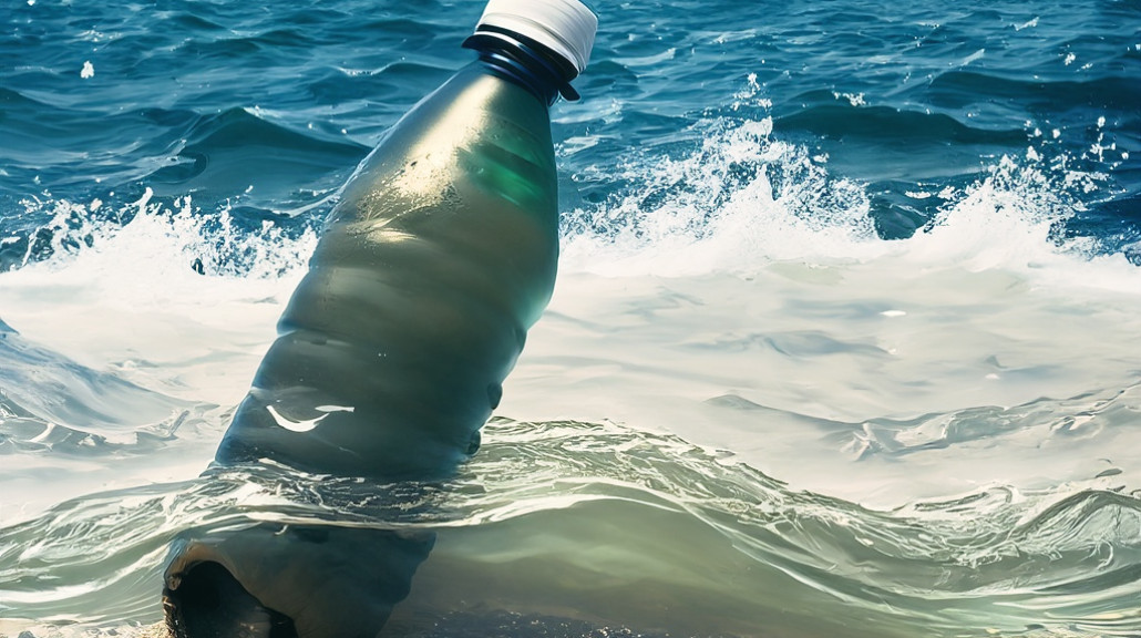 plastflaske i havet