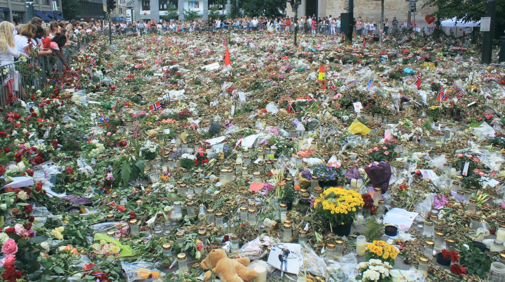 Blomster foran domkirken i Oslo 31. juli 2011.
