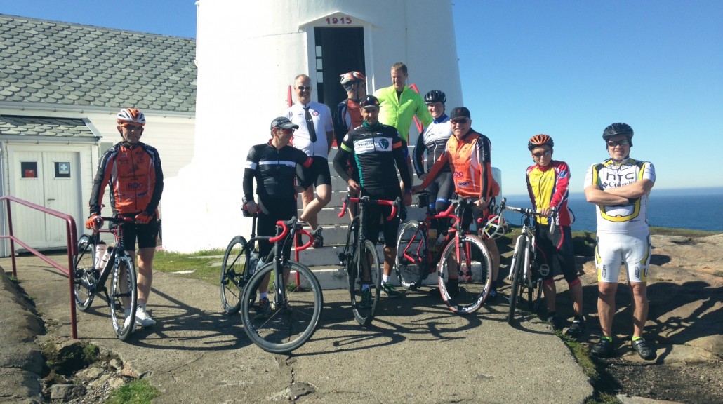 Nå starter turen min fra Lindesnes fyr til Nordkapp! 3000 kilometer! På første etappe har jeg med meg Mandal sykkelklubb og Lyngdal sykkelklubb, de skal vise meg veien helt frem til Søgne!