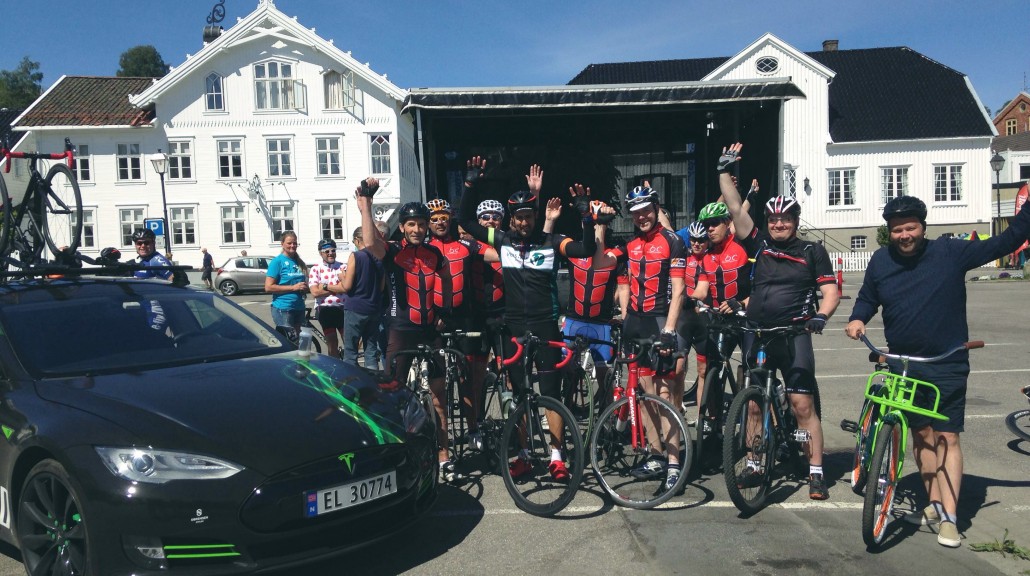 Hei! Nå er vi i Lillesand ved brygga! Vi får med oss Bindleia sykkelklubb til å følge oss til Grimstad; en gjeng med herlige folk! Til høyre står venstres ordførerkandidat i Lillesand, Petter, med sin grønne Venstre-sykkel.