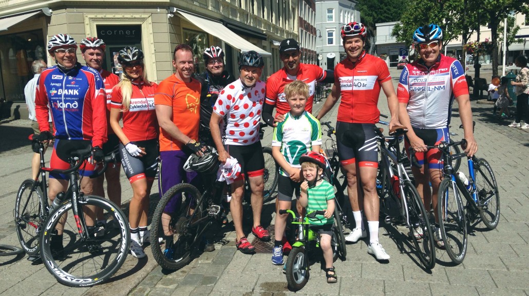 Hei! Da er vi i Arendal, og har blitt møtt av både unge og gamle. Lille Jakob (foran) er den minste, men en skikkelig sporty type! Slår følge med Arendal sykkelklubb frem til Tvedestrand, det blir gøy!