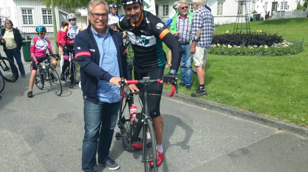 Hei! I dag har vi syklet fra Tvedestrand til Larvik, en lang etappe fylt av syklister, politikere og vanlige folk som tok en titt! I Brevik møtte jeg sjefen sjøl, Harald Tidemann Hansen, president i Norges Cycleforbund. Han er også aktiv i Grenland sykkelklubb, der vi i dag fikk med oss en stor gruppe unge lovende syklister på turen. I morgen starter vi fra Larvik klokken 10.00. Vi sikter oss inn mot NM i gatesykling i Gjøvik den 26. juni, før vi fortsetter og ankommer Nordkapp den 18. juli. Håper du blir med på veien! Du kan følge oss på www.venstre.no/abidsykler