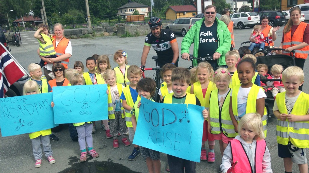 Nå er vi på Vikersund, og vi har blitt møtt av en hel barnehage som ventet på oss med flagg og plakater. Dette er den beste velkomsten en syklist kan få, tusen takk! Turen går nå videre til Høne foss og Hadeland; vi har fått følge av to sykkelklubber i dag: Modum og Ringerike!