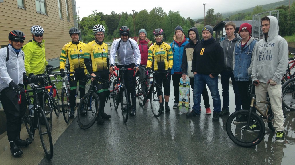 Drypp, drypp, drypp. Plopp, plopp, plopp. Det er lydene som omgir oss mens vi møtes ved skateparken i Oppdal. Gutta vil ha penger fra kommunen til å bygge en bedre park. Til nå har det ikke gått så bra, men sammen med meg legger vi en slagplan for å få det til. Vi trenger: underskrifter fra ungdom, møte med ordføreren med avisen tilstede og et konkret forslag som politikerene kan se på. Vips, plutselig har man en skatepark. Venstrelaget i Oppdal er med på notene, det var tross alt de som arrangerte møte! På vei til Orkanger har vi med oss Oppdal sykkelklubb. Dette er en typisk treningstur for dem: til Dombås og tilbake. Først over Dovre. Også over Dovre en gang til! De er gale...