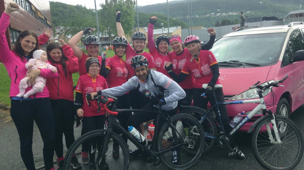 Nå er jeg med noen av de tøffeste damene jeg har møtt. Queens Of Fucking Everything er en rosa-kledd, morsom, livlig og inkluderende sykkelgruppe for jenter. Noen er veldig sporty, mens andre har for det meste sittet på sofaen de siste årene. De gjør det dobbelt så gøy å sykle; det blir det god folkehelse av. Som sag har vi til nå møtt 25 sykkelklubber på min reise opp til Nordkapp. Jeg har møtt langt over hundre menn på sykkel, men det er veldig få damer med i sykkelklubbene. Her er QOFE et stort unntak, og jeg håper vi får flere! De har til og med en egen rosa bil som er lakkert med glitter. Bedre blir det ikke... :)