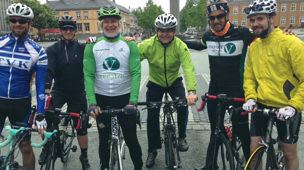 Himmelen har åpnet seg, og jeg, TVK (Trondheim sykkelklubb), Jon Gunnes og Olav (statuen) står her i øsende regnvær. I dag skal vi sykle gjennom både Sør- og Nord-Trønedalg, og vi ender i Steinkjer etter 130 kilometer. Vi får håpe det stopper å regne etterhvert... I går var jeg på stor Venstrefest med mange av de frivillige som skal arbeide for Trondheim Venstre i valgkampen. Tidligere år har de hatt rundt 40 frivillige, men på grunn av deres eminente valgkampsekretær Håvard, kommer de nå til å ha opp mot 100 frivillige. Det kaller jeg engasjement! Veldig artig fest. Jeg spiste opp all Minde sjokoladen, håper ikke verten er sur for det.