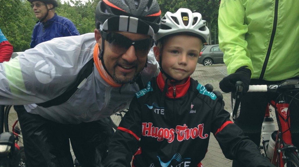 Alexander (8) fra sykkelgruppa til Sverre IL sier at han skal dra meg fra Levanger og bort til Mule. Det syntes jeg er tøft gjort av en som er 20% av alderen min. I dag har vi fått med oss Trondheim Velocipedklub, Queens of Fucking Everything, Nessegutten sykkelklubb, Stiftstaden sykkelklubb og mange flere preke syklister som kommer på egenhånd. Tusen takk til alle, dere gjør turen så mye lettere for meg :-)