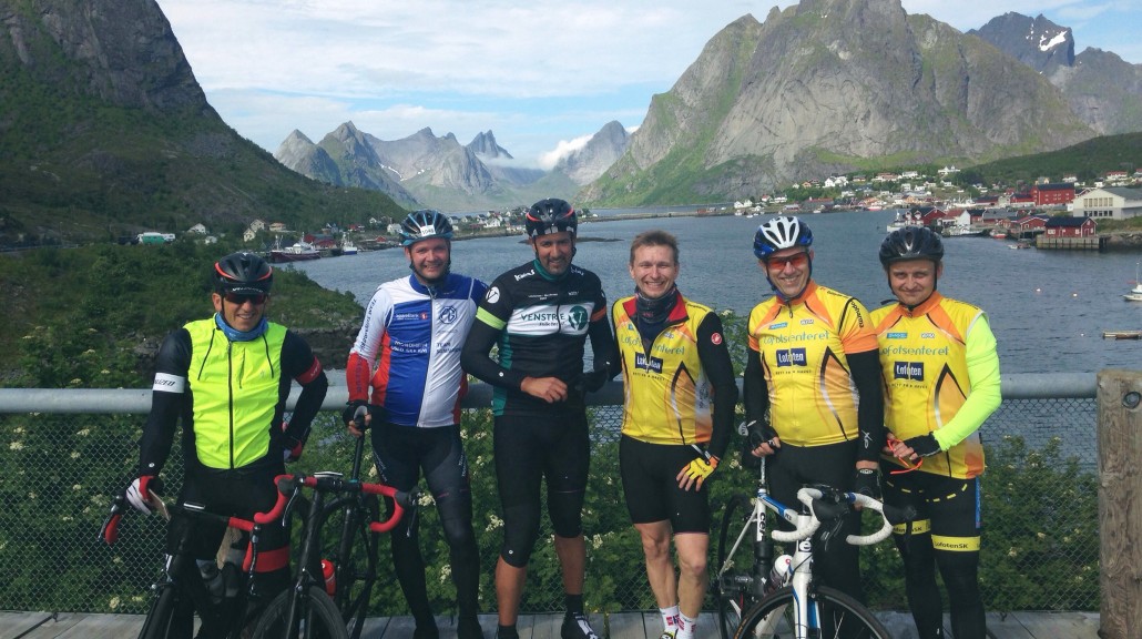 I dag møtte vi noen herlige karer fra Lofoten sykkelklubb. Vi ankom Moskenes fergekai og syklet langs E10, kjent som Kong Olav Vs vei, gjennom vakre fiskelandsbyer, mektige fjell, hvite sandstrender og en vakker kyst. Herlig :-)