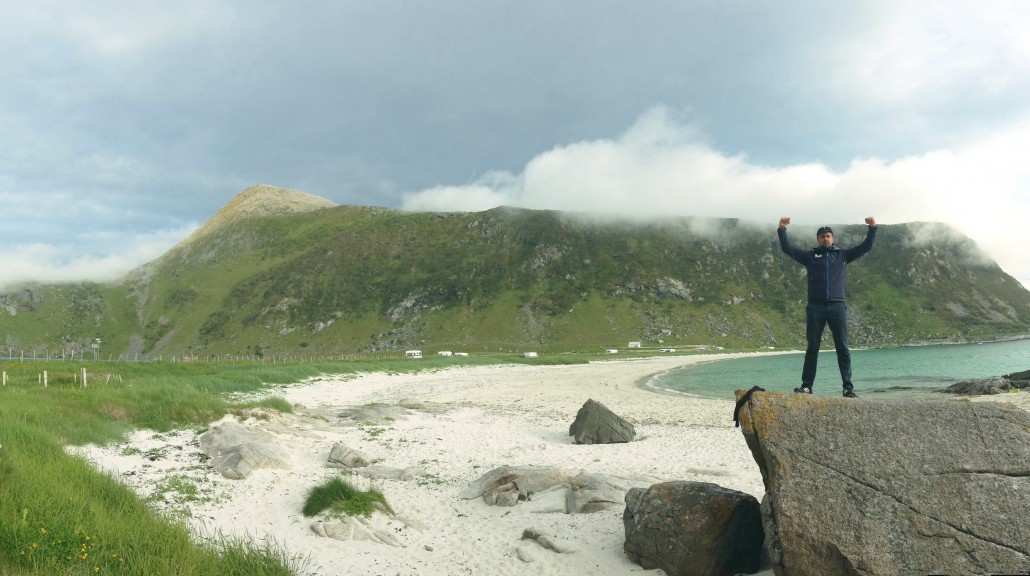 Lofoten. Fortsatt. Visste dere at Dagbladet har kåret en strand i Lofoten til Norges vakreste strand? Vi skulle ta turen til Haukeland strand, som var den heldige vinneren av kåringen. Vi misforsto totalt, og stoppet på stranden som var rett før Haukeland strand. Etter å ha gått rundt i 10 minutter, i god tro om at dette var Norges fineste strand, ble vi raskt dratt ned til virkeligheten igjen. "Dere vet at Haukeland strand er der borte, ikke sant?", sa noen lokale. Nei, det visste vi ikke. Så vi var på Norges kanskje nest fineste strand. Synd ingen kan bade der; da fryser man ihjel. God kveld!