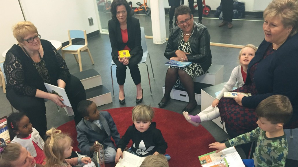Solberg, Grande, Horne og Bollestad leser for barnehagebarn