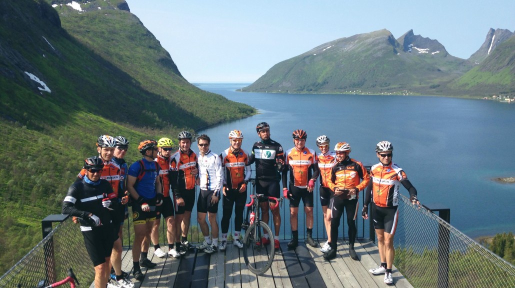 Vi blir møtt på fergekaia av ikke mindre enn 16 syklister fra Senja sykkelklubb og en fra Ishavsbyen SK. Det er rekordoppmøte nord for Sinsenkrysset! De skal ekortere meg fra Gryllefjord til Botnhamn. Fergen fra Botnhamn går ikke før om 5 timer, så vi har godt tid til å nyte Senja. Og det er jeg glad for! Senja er nok den fineste plassen jeg har besøkt i Norge. De får kanskje litt drahjelp av været, som er 16 grader og full sol, men hele kysten er virkelig fylt opp av vakre fjorder, høye fjell, hvite sandstrender og ekstremt sjarmerende små veier. Vi stoppen innom Hamn for å ta en kaffe, magasuget for å ta bilder og en ekstremt fin strand der familien til noen av syklistene hadde stekt vafler til oss. Jeg gikk også og gjorde mitt ærend på en do som kostet 5 millioner kroner å bygge! Ikke verst. Tusen takk til Senja og Ishavsbyen sykkelklubb for en fantastisk tur, nå skal vi ta fergen over til Brensholmen, og fortsette bort til Tromsø. Håper vi treffer noen syklister på andre siden.