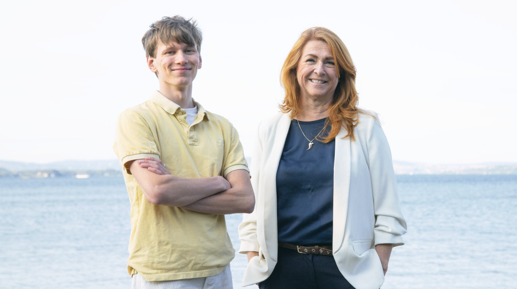 Bildet viser Elisabeth Holter-Schøyen, 1. kandidat ved kommunevalget 2023 for Asker Venstre, og Tobias Waage Bremnes, ungdoms- og 2. kandidat.