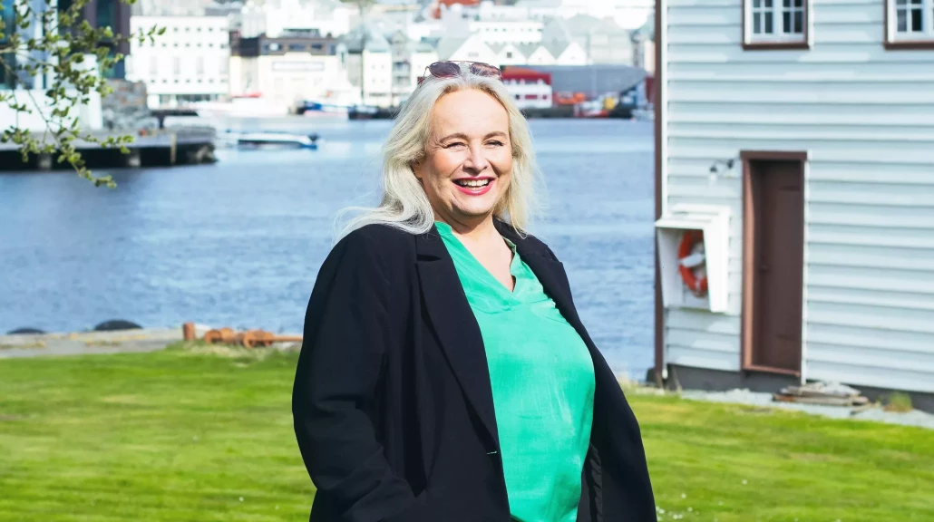 Mette Lothe i forgrunnen, havneområde i bakgrunnen.