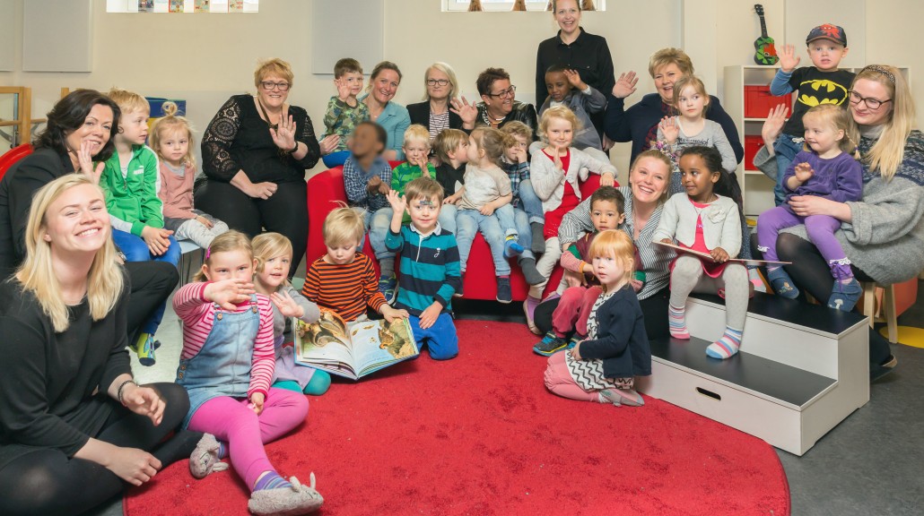 Trine Skei Grande besøker Thor Olsen barnehage