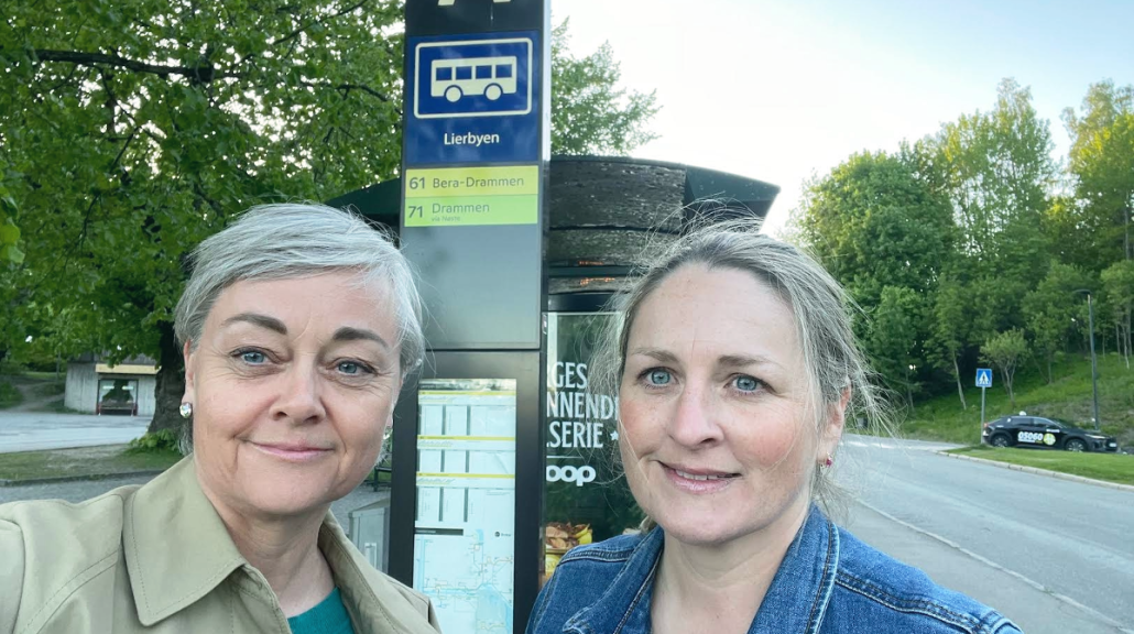 Tove Hofstad og Julie Vaage på Lierbyen bussterminal