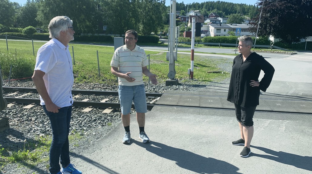 Stortingsrepresentant Jon Gunnes, kommunestyrerepresentant Karl Meinert Buchholdt i Levanger Venstre (i midten) og fylkesleder Tove Eivindsen.