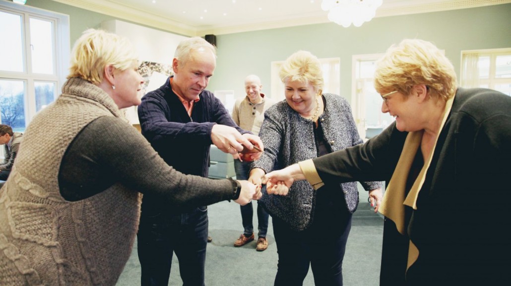 Siv Jensen, Jan Tore Sanner, Erna Solberg og Trine Skei Grande utenfor forhandlingsrommet på Jeløy Radio.