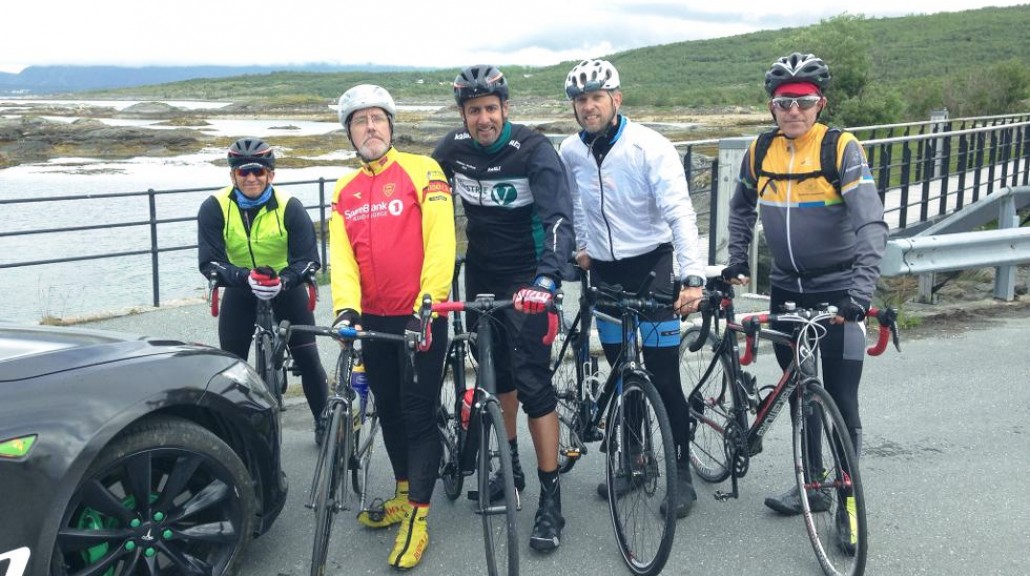 Abid Raja sykler Norge på langs denne sommeren. Her fra Saltstraumen til Bodø sentrum. Her er han sammen med Saad Eskhard som er med som servicemann på turen, Stein Stegen og Trond Seivåg fra Bodø CK og Lars Christensen fra Statens vegvesen.