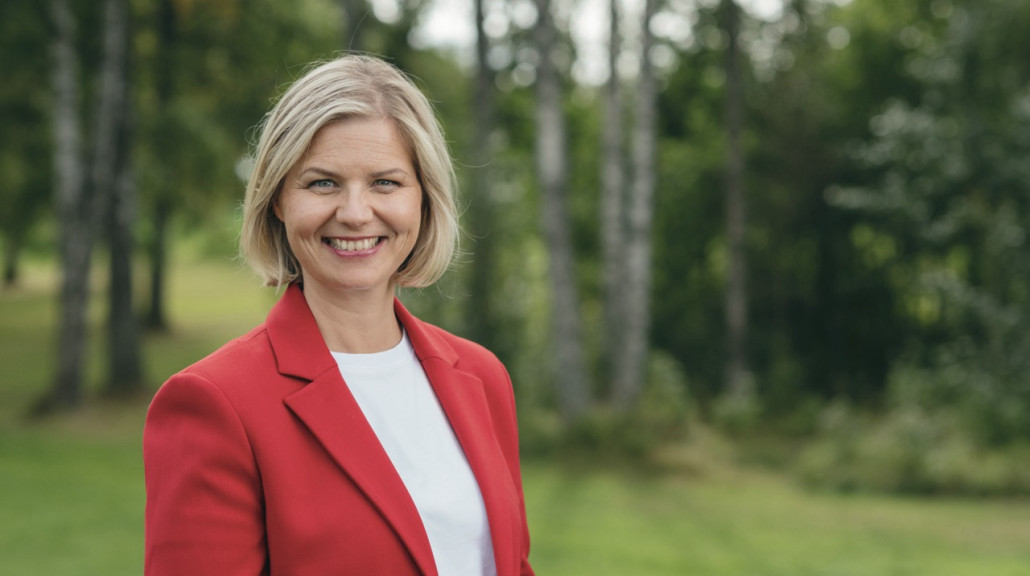 Guri Melby, portrettbilde i rød jakke / blazer, sommer i natur og skog