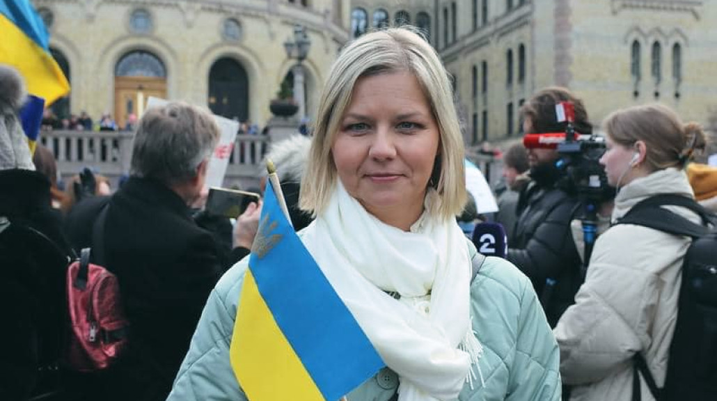 Guri utenfor Stortinget med Ukrainsk flagg