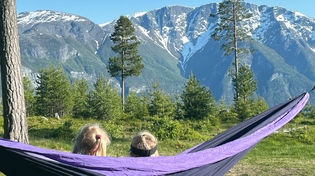 To personer i hengekøye i norsk natur