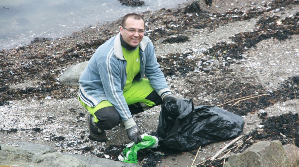Nøtterøy Venstres nestleder Joachim Bræk Poppe-Holmdahl rydder stranda