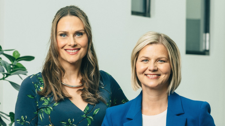 Portrett av Ingvild Thorsvik (til venstre) og Guri Melby (til høyre), fotografert av Arild Danielsen. Guri Melby er partileder i Venstre, og Ingvild Thorsvik er stortingsrepresentant for Agder Venstre og førstekandidat til stortingsvalget 2025.