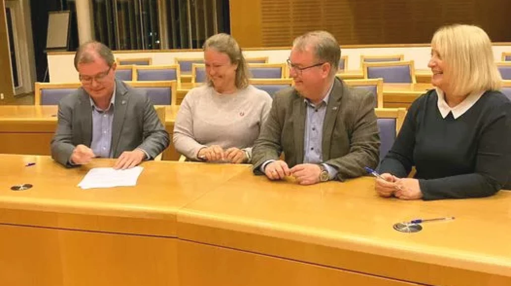 Boye Bjerkholt (V), Anette Elseth (Frp), Kjartan Berland (H) og Lisbeth Skulstad (KrF) signerer politisk samarbeidsplattform for Lillestrøm kommune 2023-2027.