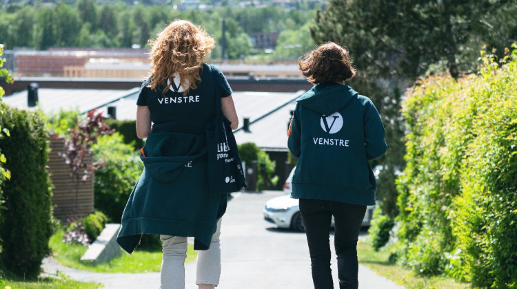 Elisabeth Holter-Schøyen og Solveig Schytz på postkasseaksjon.