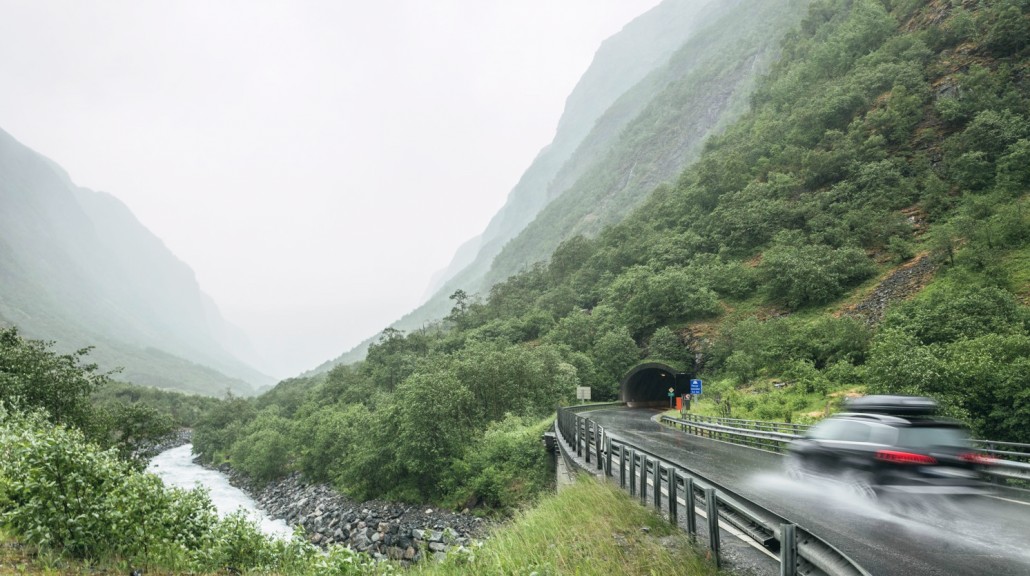 Veg og tunnel gjennom fjordlandskap.