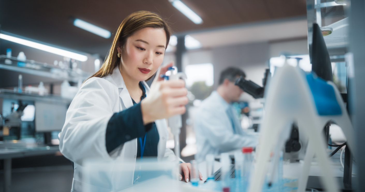 vinnelig forsker i farmasøytisk laboratorium som jobber med prøver og bruker mikropipette for å blande kjemikalier og syrer. Moderne vitenskapelig laboratorium for medisin, bioteknologi og utvikling av vaksine