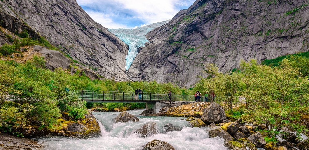 riksdalen med Briksdalselva og Briksdalsbreen i bakgrunnen. Stryn, Vestland fylke, Norge