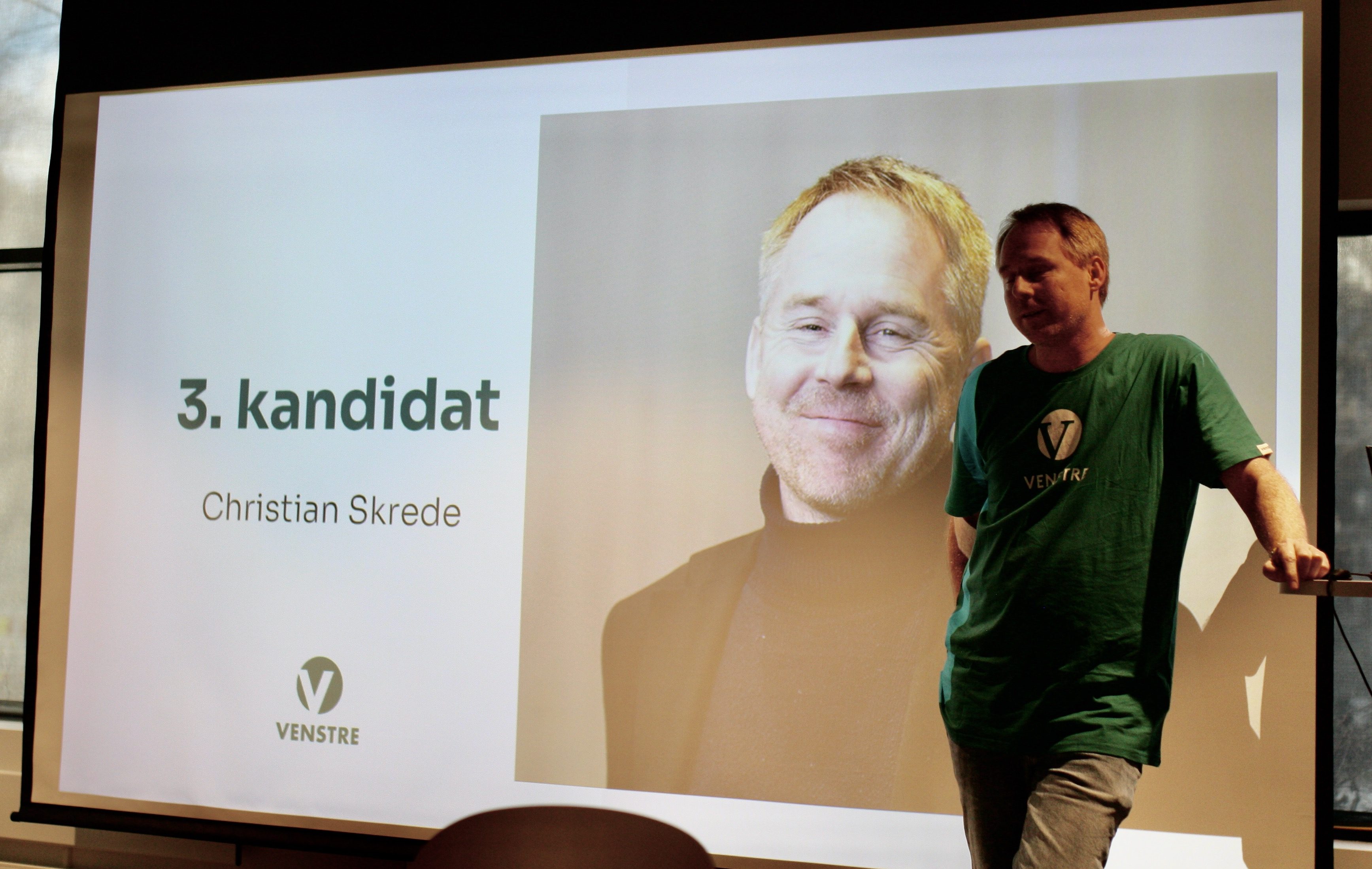 Christian Skrede presenterer seg selv på Asker Venstres kick-off 4. mai 2023