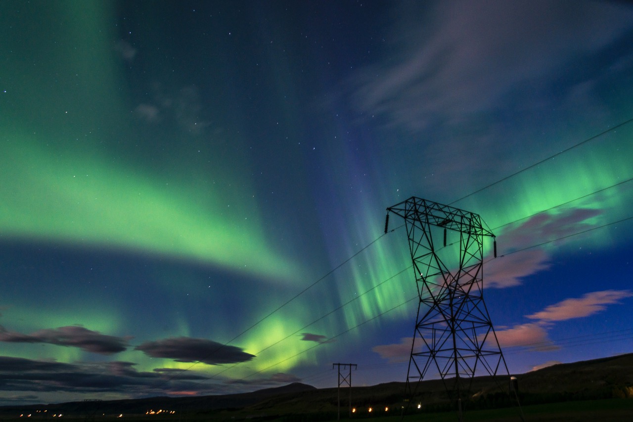 Strømmaster i nordlys