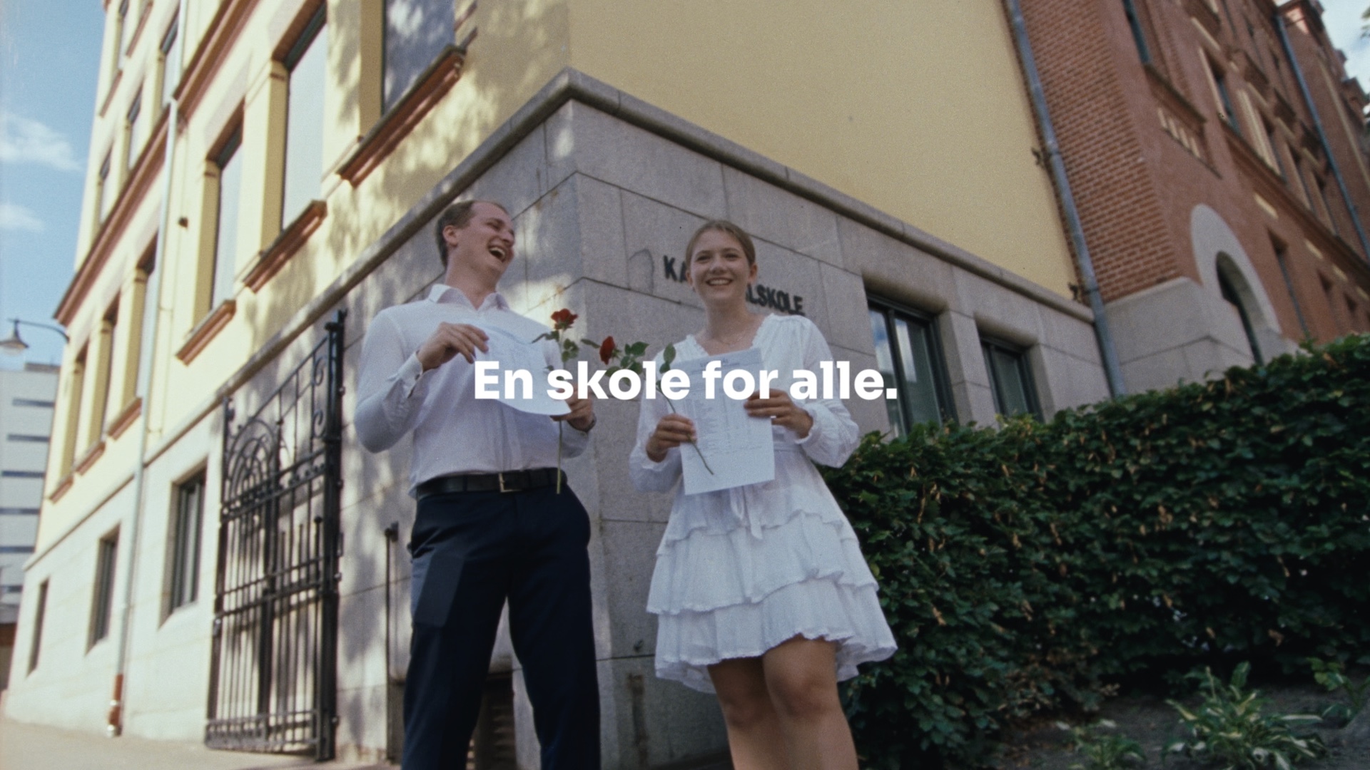 Illustrasjonsbilde fra Venstres kampanjevideo "En skole for alle"  Med to skoleelever som holder vitenemål.