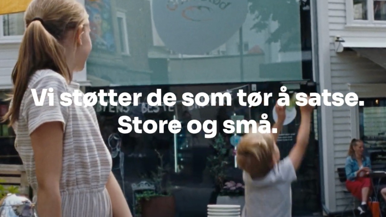 Videocoverbilde av to barn som selger saft til forbipasserende med tittel " Vi støtter de som tør satse. Store og små."