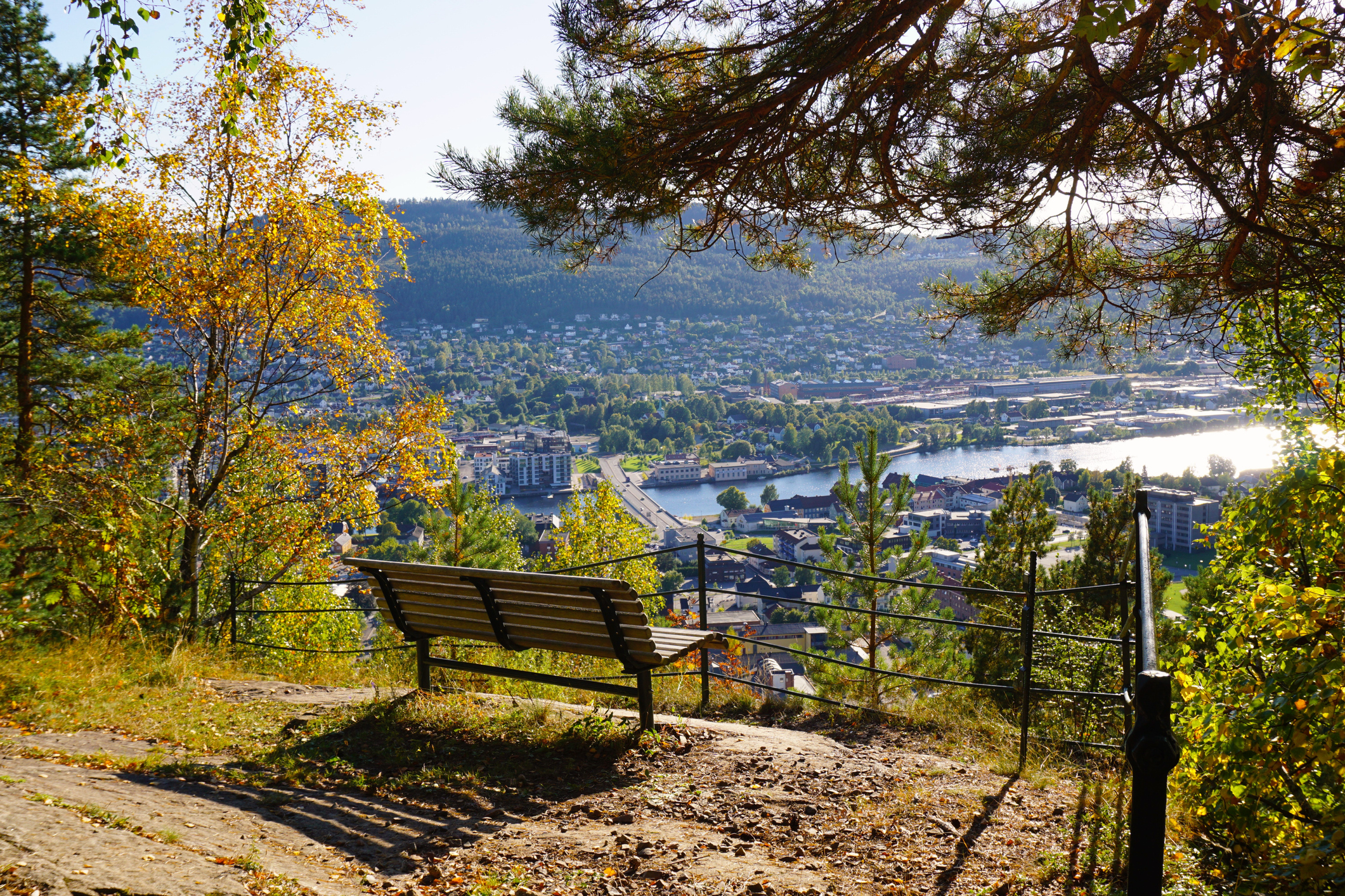 Utsikt mor Drammen fra en benk i åsen