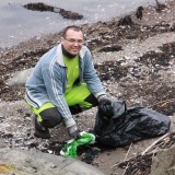 Nøtterøy Venstres nestleder Joachim Bræk Poppe-Holmdahl rydder stranda